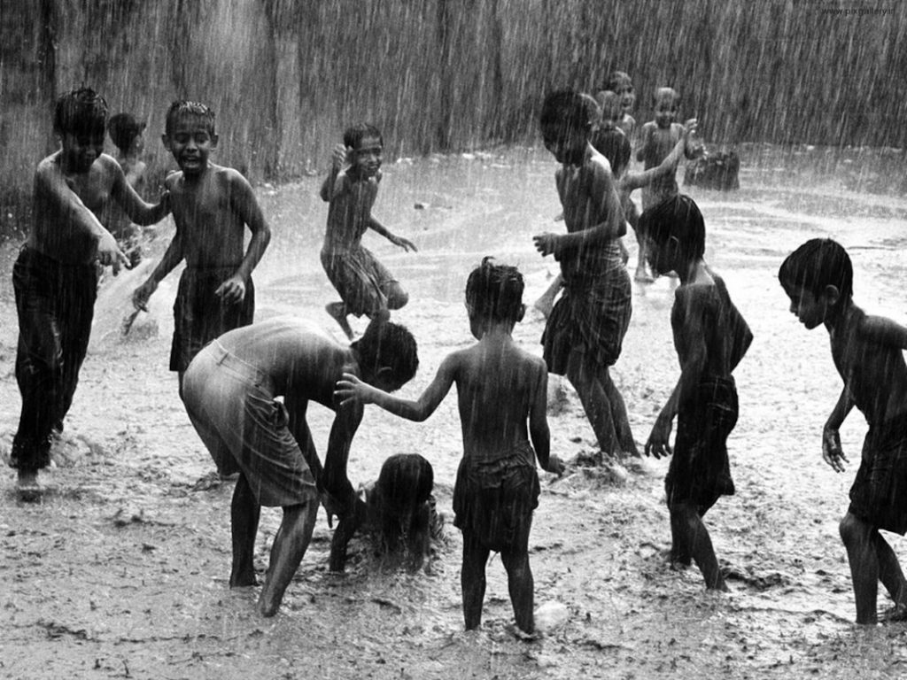 children-enjoying-rain-india-376-1024x768